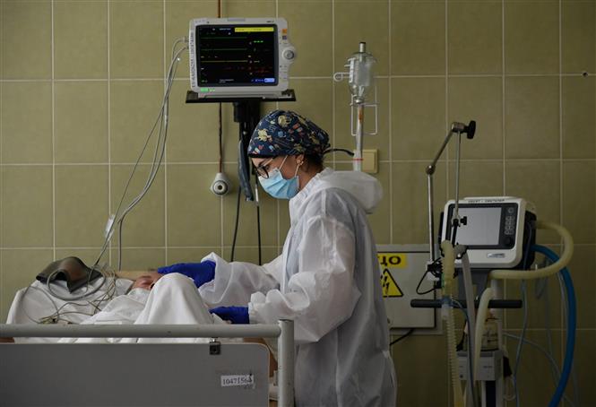 Nhân viên y tế điều trị cho bệnh nhân COVID-19 tại bệnh viện ở Lviv, Ukraine, ngày 30/6/2020. Ảnh: AFP/TTXVN