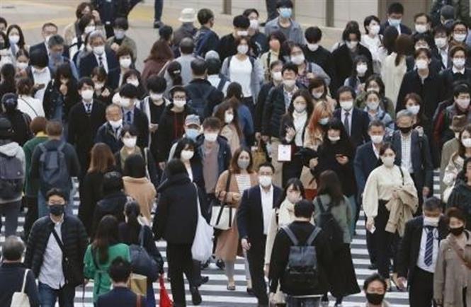 Người dân đeo khẩu trang phòng lây nhiễm COVID-19 tại Tokyo, Nhật Bản, ngày 18/11/2020. Ảnh: Kyodo/ TTXVN