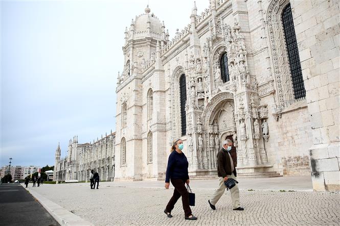 Trong ảnh: Người dân đeo khẩu trang phòng dịch COVID-19 tại Lisbon, Bồ Đào Nha ngày 4/11/2020. Ảnh: THX/TTXVN