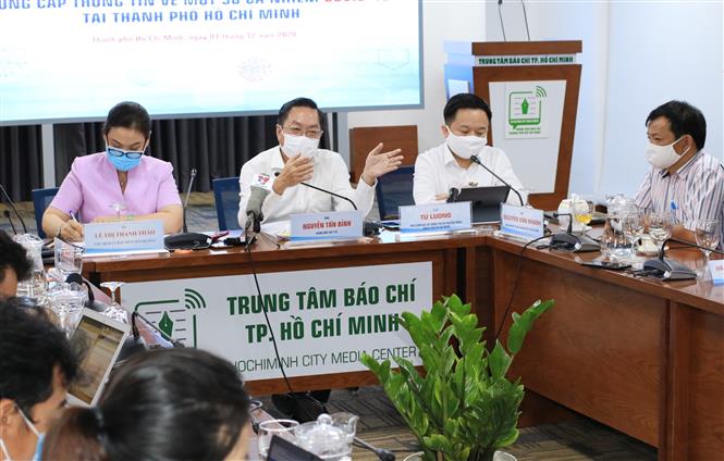 Trong ảnh: Ông Nguyễn Tấn Bỉnh, Giám đốc Sở Y tế Thành phố Hồ Chí Minh cung cấp thông tin về quy định cách ly. Ảnh: Đinh Hằng - TTXVN
