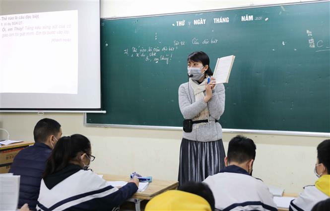 Giáo viên trường THCS Thăng Long (Ba Đình, Hà Nội) đeo khẩu trang phòng chống dịch. Ảnh: Thanh Tùng/TTXVN.