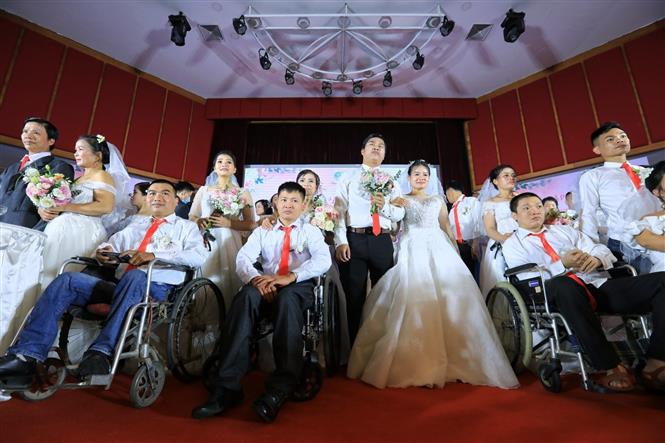 Trong ảnh: Lễ cưới có sự góp mặt của 46 cặp đôi là người khuyết tật, có hoàn cảnh đặc biệt khó khăn. Ảnh: Thành Đạt - TTXVN
