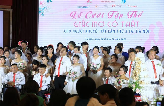 Trong ảnh: Lễ cưới chính là món quà, thể hiện sự quan tâm, chăm lo, tạo điều kiện của xã hội cho những người khuyết tật, những người có hoàn cảnh đặc biệt khó khăn có cơ hội làm đám cưới chính thức, xây dựng mái ấm gia đình. Ảnh: Thành Đạt - TTXVN