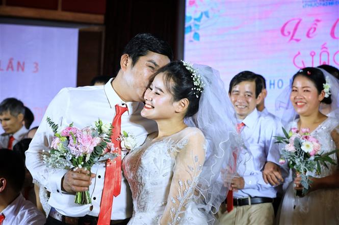 Trong ảnh: Cặp đôi khuyết tật trao nhau nụ hôn hạnh phúc tại lễ cưới tập thể "Giấc mơ có thật". Ảnh: Thành Đạt - TTXVN