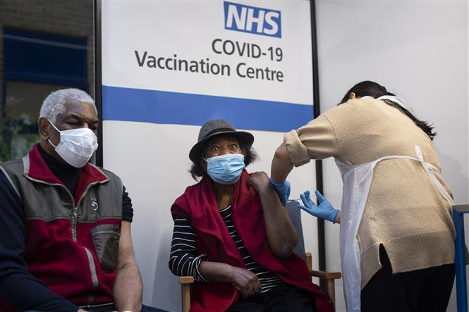 Trong ảnh: Tiêm vaccine ngừa COVID-19 tại London, Anh, ngày 8/12/2020. Ảnh: AFP/TTXVN