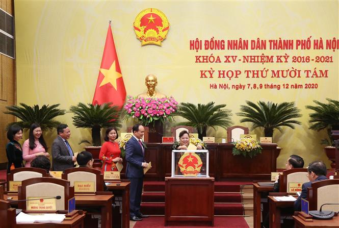 Trong ảnh: Các đại biểu HĐND thành phố Hà Nội bỏ phiếu bầu chức danh Chủ tịch HĐND thành phố Hà Nội khóa XV, nhiệm kỳ 2016-2021). ẢNh: TTXVN