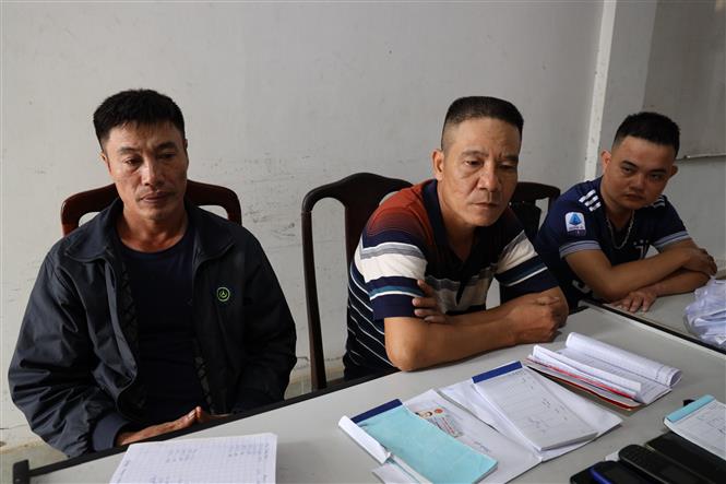 Đối tượng Đào Văn Hùng (ngồi giữa, là chồng đối tượng Phan Thị Hương) và các đối tượng liên quan bị bắt giữ. Ảnh: Thanh Tân - TTXVN
