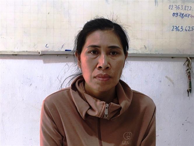 Đối tượng Phan Thị Hương bị bắt giữ tại cơ quan công an. Ảnh: Thanh Tân - TTXVN