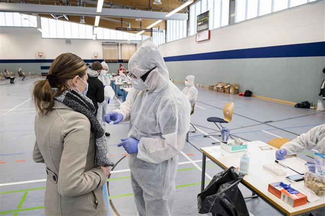 Trong ảnh: Người dân nhận kết quả xét nghiệm COVID-19 tại Hildburghausen, Thuringia, miền đông nước Đức, ngày 2/12/2020. Ảnh: AFP/ TTXVN