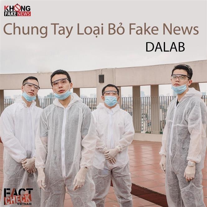  Ban nhạc DaLab thể hiện ca khúc Chung tay loại bỏ Fake News. Ảnh: TTXVN