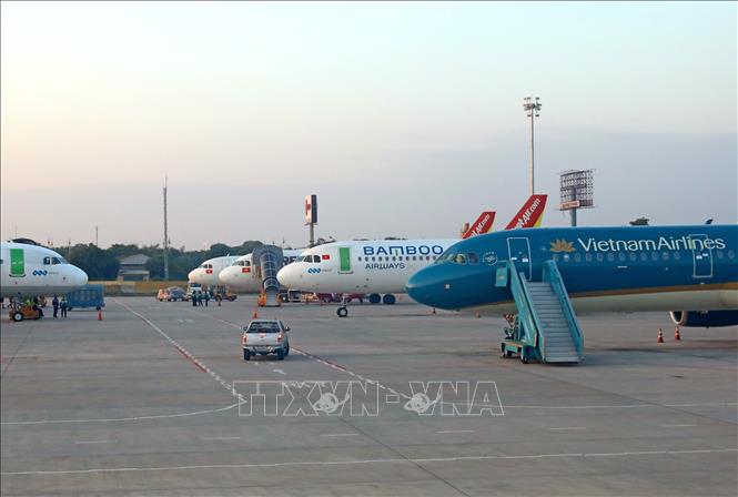 Máy bay của các hãng hàng không Việt Nam chuẩn bị đón khách tại sân bay Nội Bài. Ảnh: Ngọc Hà/TTXVN