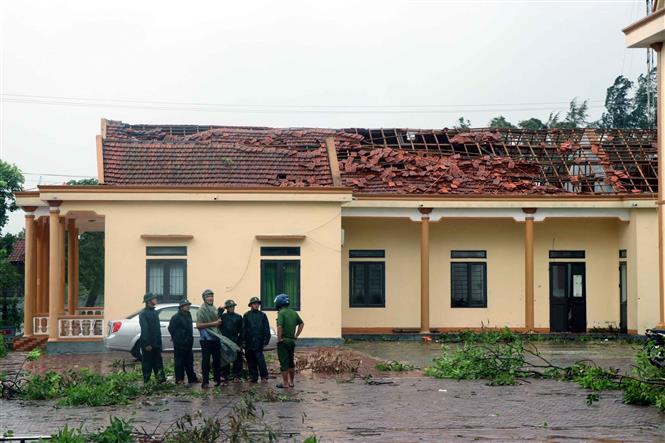 Trụ sở UBND xã Thịnh Lộc huyện Lộc Hà bị lốc xoáy tốc mái. Ảnh: Công Tường-TTXVN