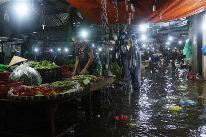 Nhiều chợ dân sinh ở thành phố Vinh ngập sâu do mưa lớn kéo dài. Ảnh: Nguyễn Oanh-TTXVN.