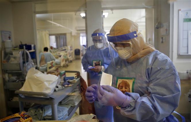 Nhân viên y tế làm việc tại khu cách ly điều trị bệnh nhân COVID-19 ở thành phố Rehovot, Israel ngày 16/9/2020. Ảnh: THX/TTXVN