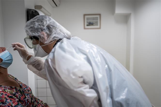  Nhân viên y tế lấy mẫu xét nghiệm COVID-19 tại Lyon, Pháp, ngày 22/9/2020. Ảnh: AFP/TTXVN