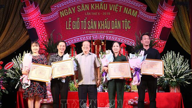 Trình diễn lại vở kịch 'Dưới ánh đèn' chào mừng Ngày Sân khấu Việt Nam