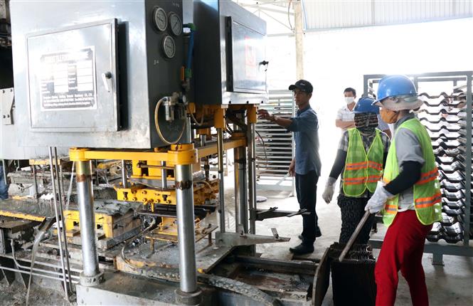  Doanh nghiệp sản xuất vật liệu xây dựng không nung Mỹ Viên đầu tư phát triển mạnh tại huyện Thuận Nam. Ảnh: Công Thử - TTXVN