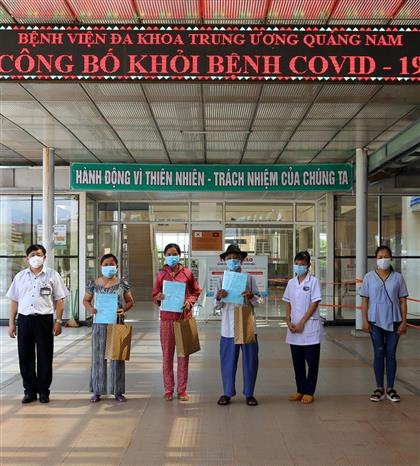  Các bệnh nhân tại Quảng Nam được chữa khỏi bệnh sáng ngày 9/9/2020. Ảnh: Trịnh Bang Nhiệm - TTXVN