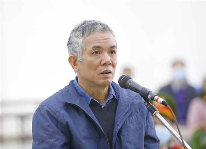Bị cáo Phan Chí Dũng (63 tuổi, cựu Vụ trưởng Công nghiệp nhẹ, Bộ Công Thương) khai báo trước tòa. Ảnh: Doãn Tấn - TTXVN