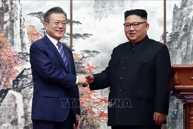 (tư liệu): Tổng thống Hàn Quốc Moon Jae-in (trái) và nhà lãnh đạo Triều Tiên Kim Jong-un (phải) tại cuộc gặp ở Bình Nhưỡng ngày 19/9/2018. Ảnh: AFP/TTXVN