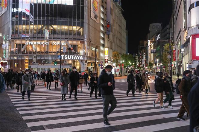 Người dân đeo khẩu trang phòng lây nhiễm COVID-19 tại Tokyo, Nhật Bản, ngày 9/1/2021. Ảnh: THX/ TTXVN