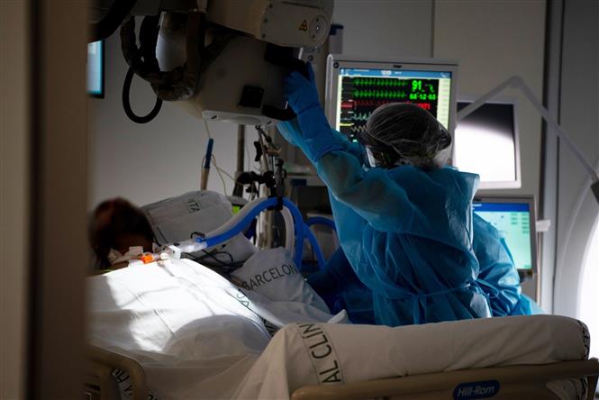  Nhân viên y tế chăm sóc bệnh nhân nhiễm COVID-19 tại Barcelona, Tây Ban Nha. Ảnh: THX/TTXVN