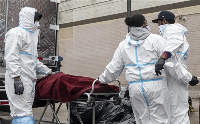 Nhân viên y tế chuyển thi thể bệnh nhân COVID-19 tại Brooklyn, New York, Mỹ. Ảnh: AFP/ TTXVN