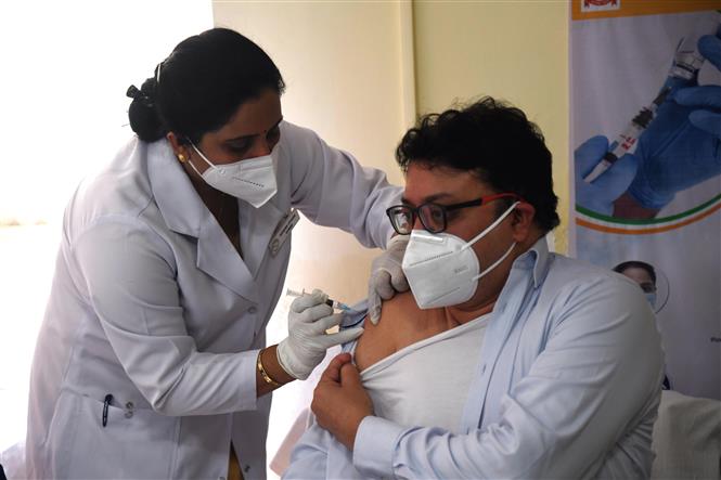 Một nhân viên y tế được tiêm vaccine ngừa COVID-19 tại New Delhi, Ấn Độ ngày 16/1/2021. Ảnh: THX/TTXVN