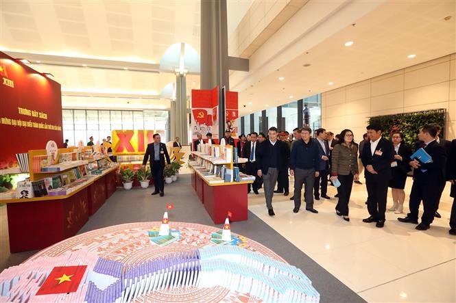 Trong ảnh: Đồng chí Lê Minh Hưng, Ủy viên Trung ương Đảng, Chánh Văn phòng Trung ương Đảng cùng đoàn công tác kiểm tra khu trưng bày sách tại đại hội. Ảnh: Phan Tuấn Anh - TTXVN