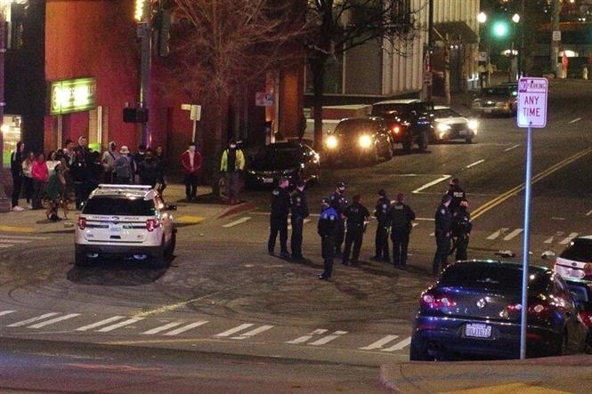 Trong ảnh: Lực lượng thực thi pháp luật được triển khai tại khu vực xảy ra vụ cảnh sát lao ô tô vào đám đông ở Washington, DC đêm 23/1/2021. Ảnh: AP/TTXVN