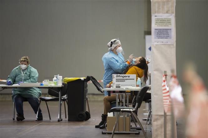 Trong ảnh: Nhân viên y tế lấy mẫu dịch xét nghiệm COVID-19 cho người dân tại Ljubljana, Slovenia, ngày 25/1/2021. Ảnh: THX/ TTXVN