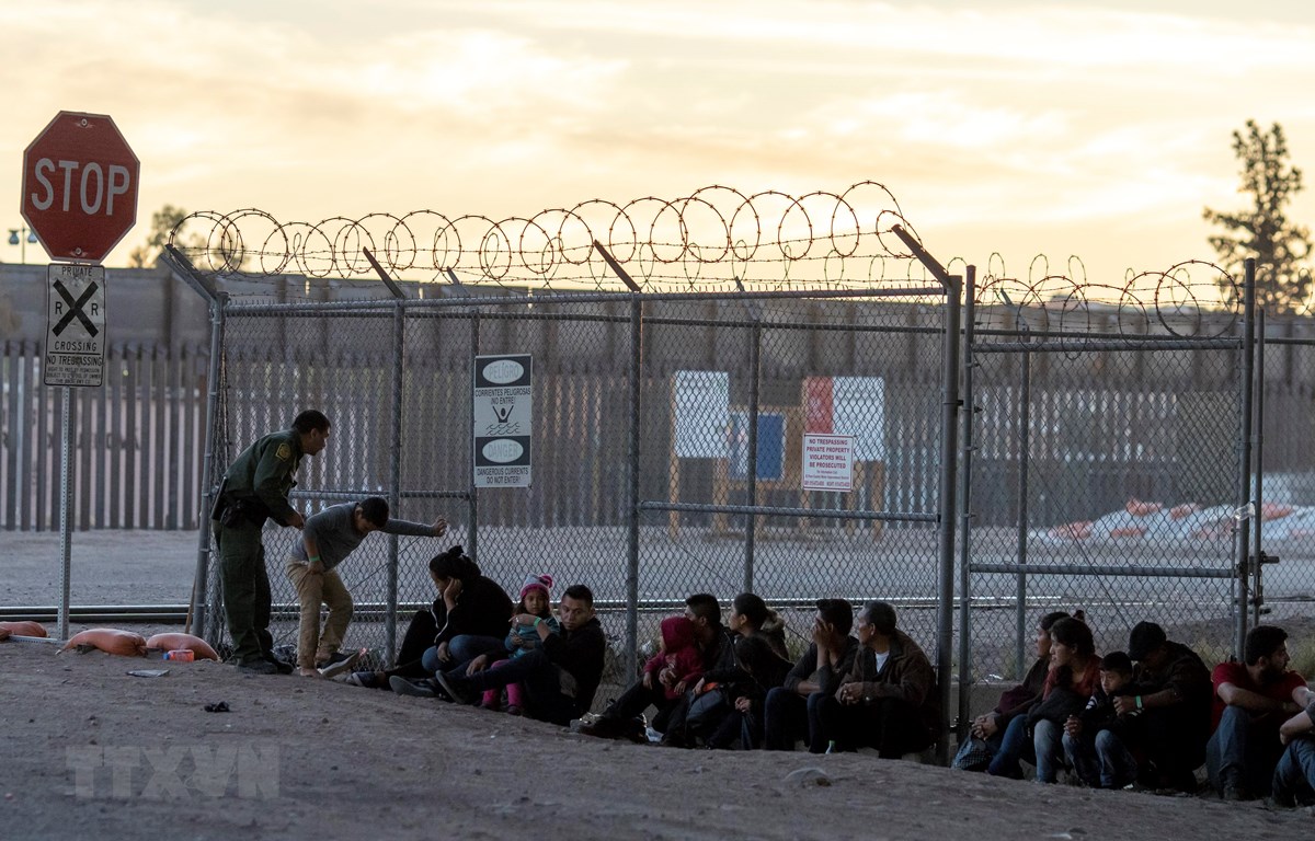 Lực lượng biên phòng Mỹ bắt giữ một nhóm người di cư gần Cầu quốc tế Paso Del Norte, nối giữa các thành phố biên giới Mỹ và Mexico ngày 18/4/2019. (Ảnh: AFP/TTXVN)