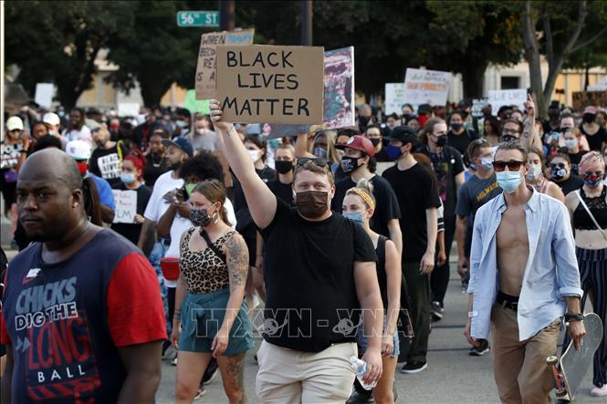 Người biểu tình phản đối phân biệt chủng tộc tập trung tại Kenosha, Wisconsin, Mỹ, ngày 24/8/2020. Ảnh: AFP/TTXVN
