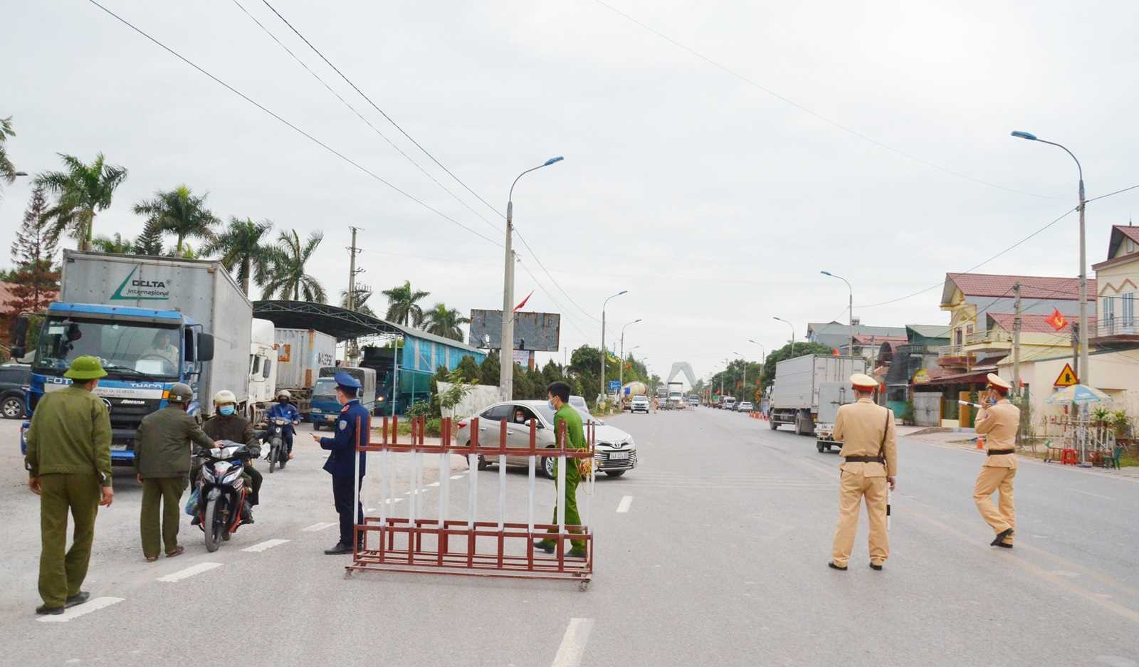 Lực lượng chức năng Quảng Ninh thực thi nhiệm vụ tại cầu Vàng Chua, xã Bình Dương, thị xã Đông Triều Quảng Ninh