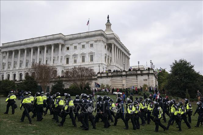 Cảnh sát chống bạo động được triển khai bên ngoài tòa nhà Quốc hội Mỹ tại Washington, DC, ngày 6/1/2021. Ảnh: AFP/TTXVN