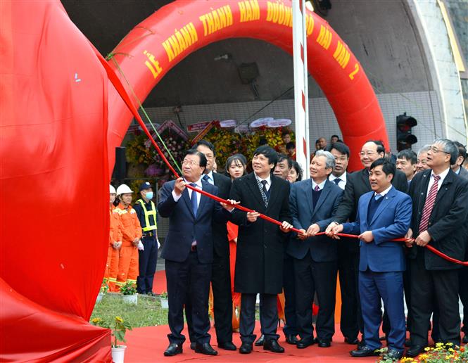 Trong ảnh: Các đại biểu thực hiện nghi thức khánh thành công trình hầm Hải Vân 2. Ảnh: Quốc Dũng - TTXVN