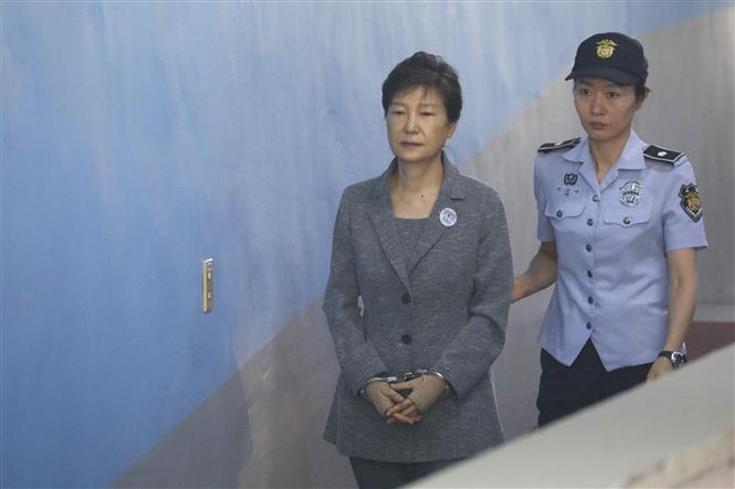 Trong ảnh (tư liệu): Cựu Tổng thống Hàn Quốc Park Geun-hye (trái) tới phiên tòa ở Seoul ngày 25/8/2017. Ảnh: AFP/TTXVN