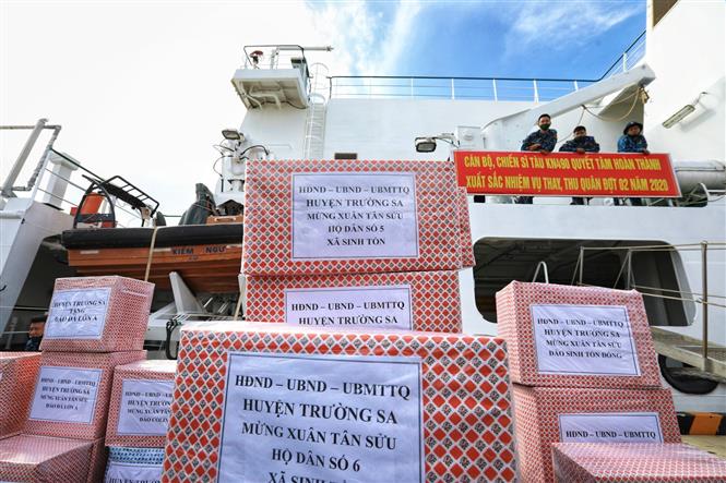 Trong ảnh: Những món quà từ đất liền chuẩn bị được chuyển lên tàu để đến với quân, dân huyện đảo Trường Sa (Khánh Hòa). Ảnh: Thành Đạt - TTXVN