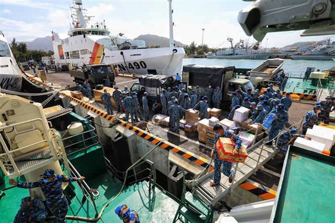 Trong ảnh: Chiến sĩ Lữ đoàn 146 vận chuyển nhu yếu phẩm, quà Tết lên tàu tại quân cảng Cam Ranh, sáng 9/1/2021. Ảnh: Thành Đạt - TTXVN