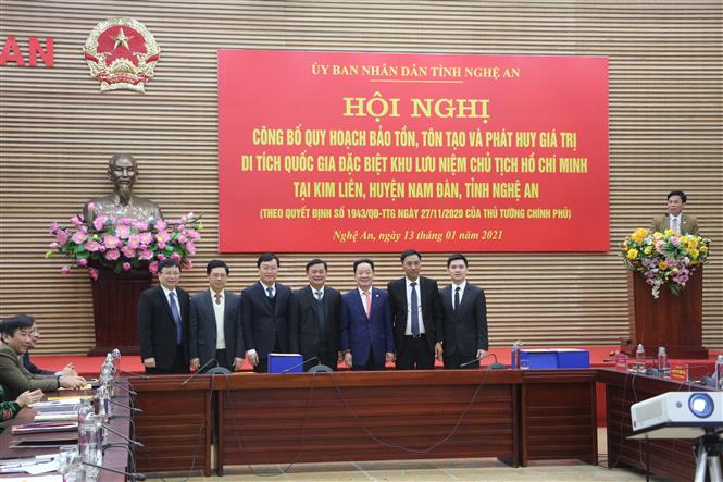  Ký kết và bàn giao hồ sơ Quy hoạch bảo tồn, tôn tạo và phát huy giá trị di tích Quốc gia đặc biệt Khu lưu niệm Chủ tịch Hồ Chí Minh. Ảnh: Bích Huệ - TTXVN