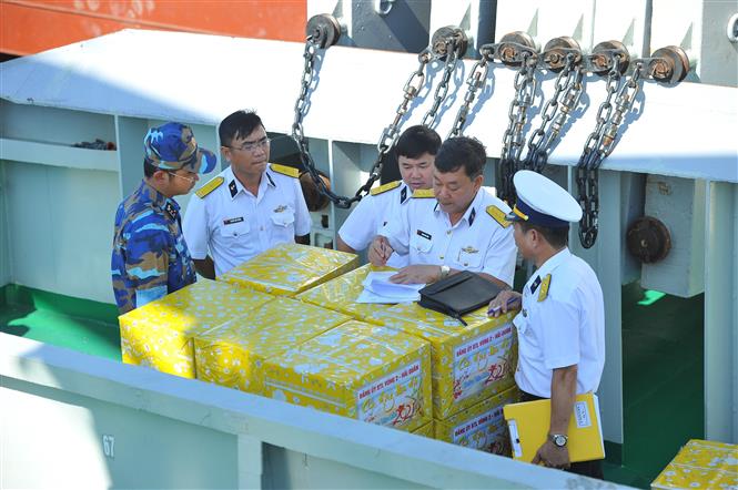 Kiem tra quà và nhu yếu phẩm lên tàu để mang ra cho các chiến sĩ ngoài nhà giàn. Ảnh: Minh Đức - TTXVN