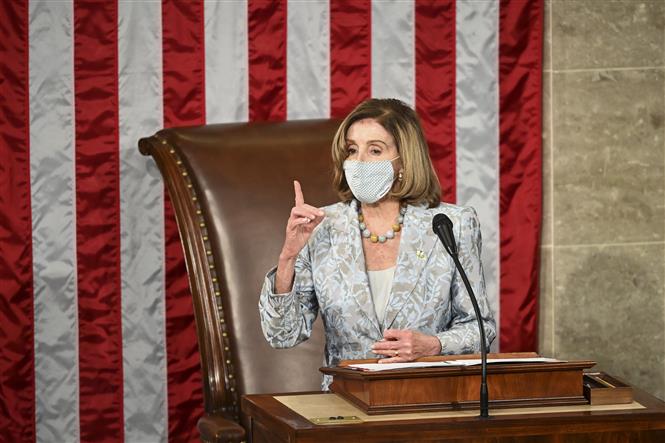 Trong ảnh: Chủ tịch Hạ viện Mỹ Nancy Pelosi chủ trì phiên tuyên thệ của các Hạ nghị sĩ Quốc hội khóa 117 tại Washington DC., ngày 3/1/2021. Ảnh: AFP/TTXVN