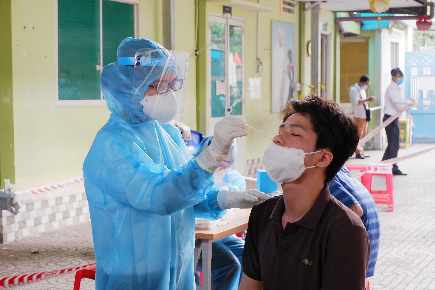 Sau khi lấy 570 mẫu xét nghiệm từ nhân viên sân bay Tân Sơn Nhất, ngành y tế phát hiện 2 trường hợp có kháng thể với virus SARS- CoV-2 trong cộng đồng. Ảnh: HCDC