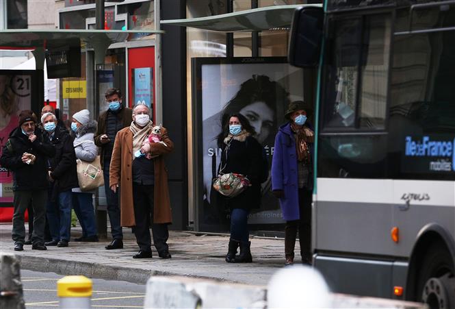 Người dân đeo khẩu trang phòng lây nhiễm COVID-19 tại Paris, Pháp, ngày 21/1/2021. Ảnh: THX/ TTXVN