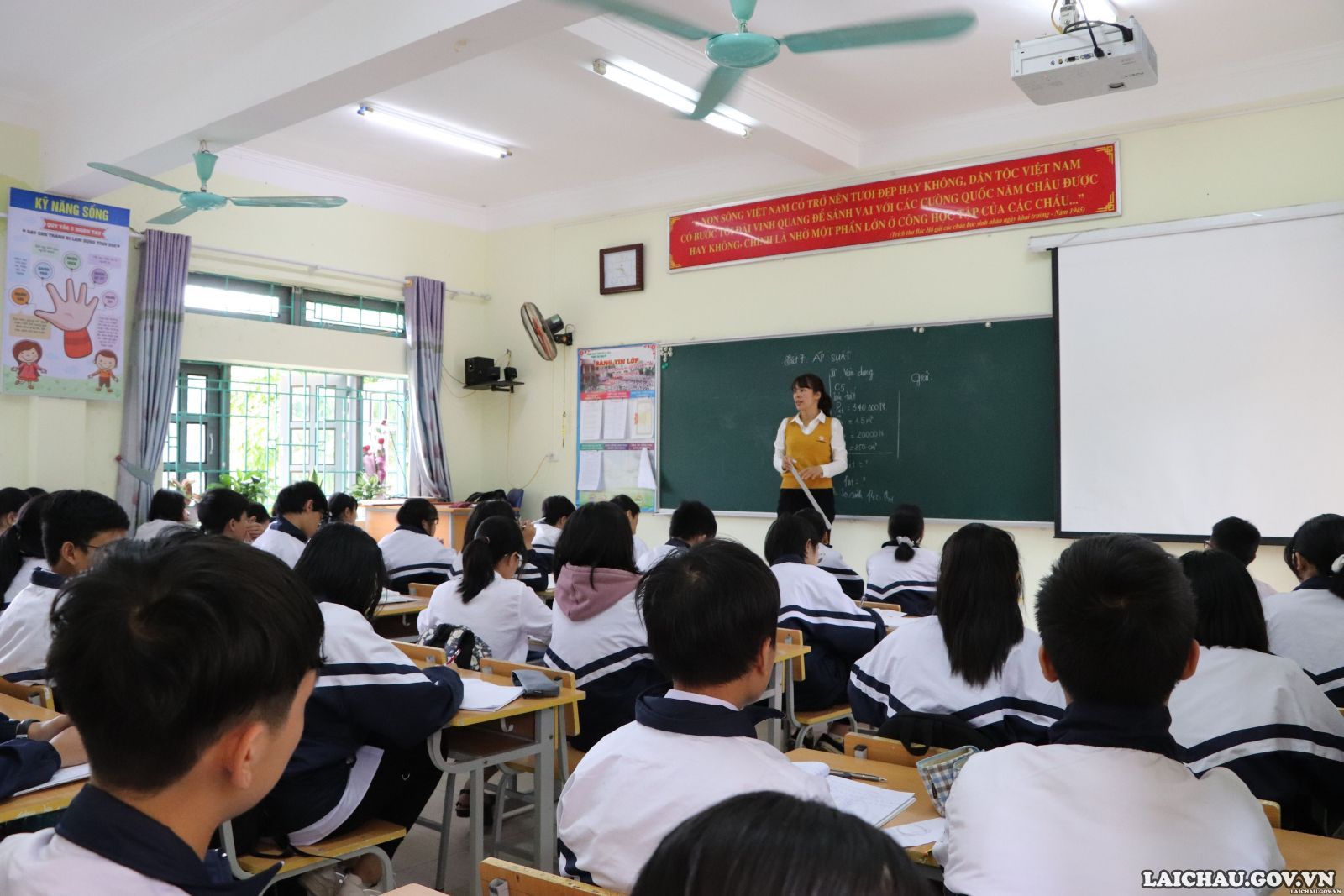 học sinh Lai Châu trở lại trường học (hình: Laichau.gov.vn)