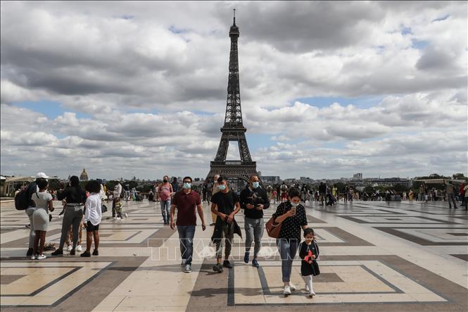 Du khách tại khu vực gần Tháp Eiffel ở Paris, Pháp, ngày 24/8/2020. Ảnh (tư liệu): AFP/TTXVN