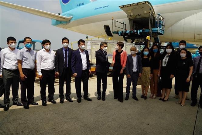 Thứ trưởng Bộ Y tế Trương Quốc Cường tiếp nhận lô vắc xin COVID-19 đầu tiên của AstraZeneca đã về đến Việt Nam. Ảnh: TTXVN phát