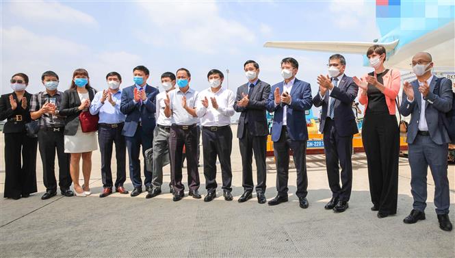 Thứ trưởng Bộ Y tế Trương Quốc Cường tiếp nhận lô vắc xin COVID-19 đầu tiên của AstraZeneca đã về đến Việt Nam. Ảnh: TTXVN phát