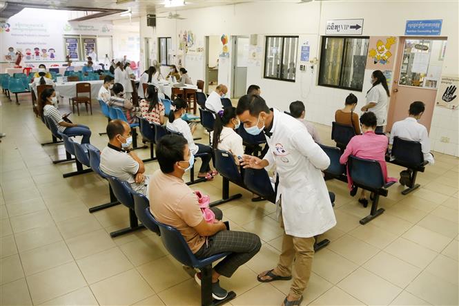 Trong ảnh: Người dân sau khi được tiêm vaccine phòng COVID-19 tại Phnom Penh, Campuchia, ngày 18/2/2021. Ảnh: THX/TTXVN