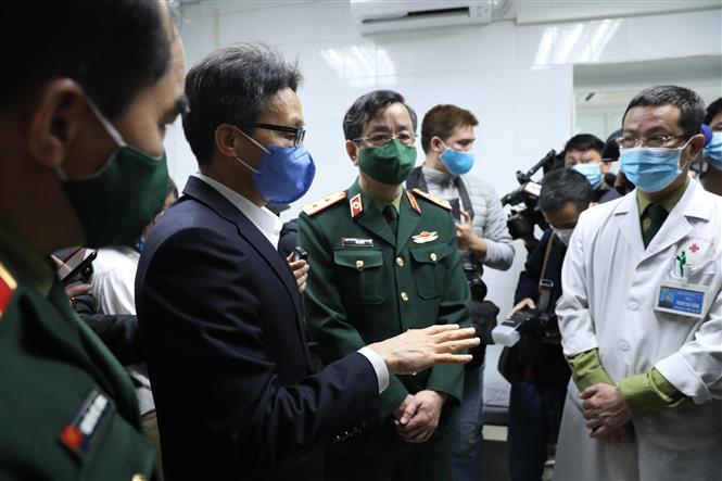 Phó Thủ tướng Vũ Đức Đam đến thăm và động viên tình nguyện viên và cán bộ trường Học viện Quân y trong đợt tiêm thử nghiệm đợt 2. Ảnh: Minh Quyết - TTXVN